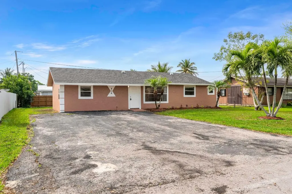 816 NE 22nd Street Belle Glade FL 33430