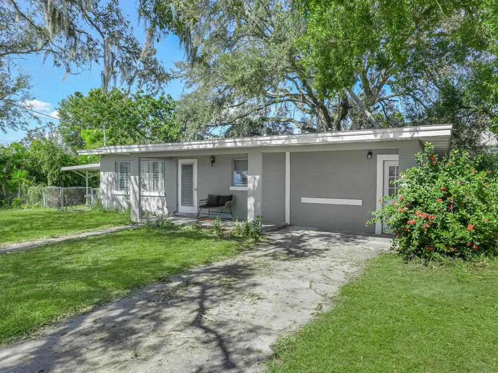 657 Ave C SW Winter Haven FL 33880