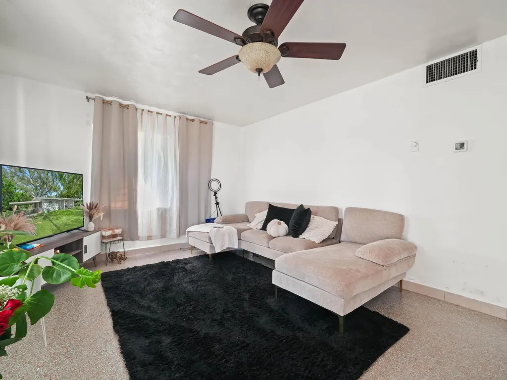 657 Ave C SW Winter Haven FL 33880