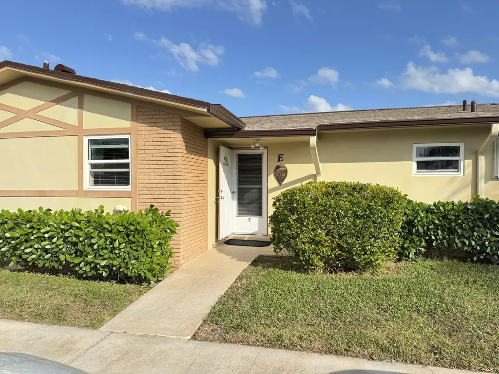 2822 Crosley Drive W West Palm Beach FL 33415