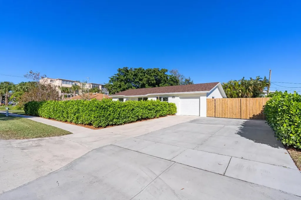 3227 Lillian Road Palm Springs FL 33406