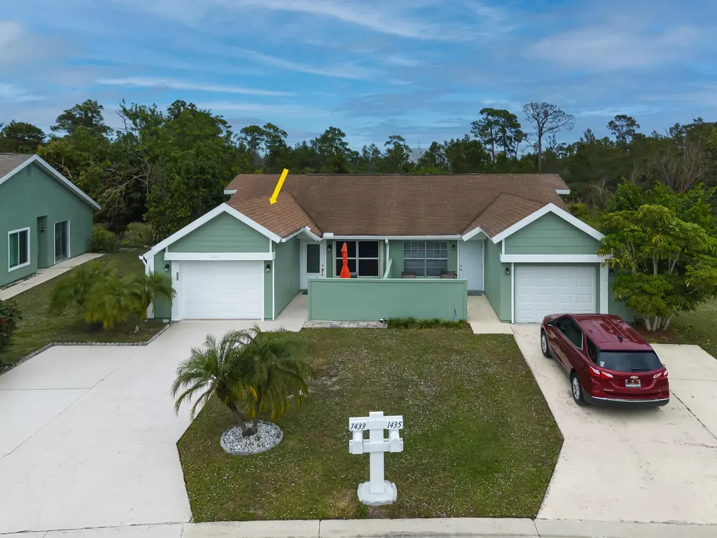 1433 SE Larkwood Circle Port St Lucie FL 34952