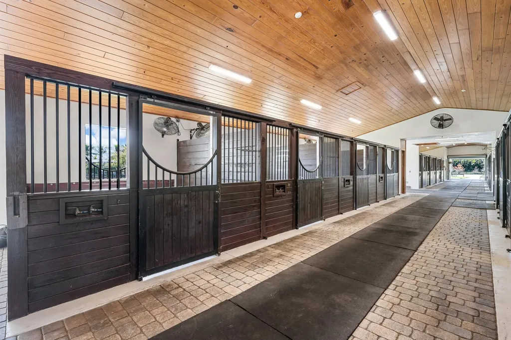 4915 Stables Way Wellington FL 33414