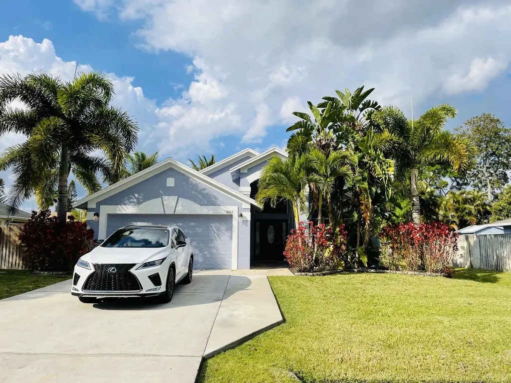 933 SE Atlantus Avenue Port St Lucie FL 34983