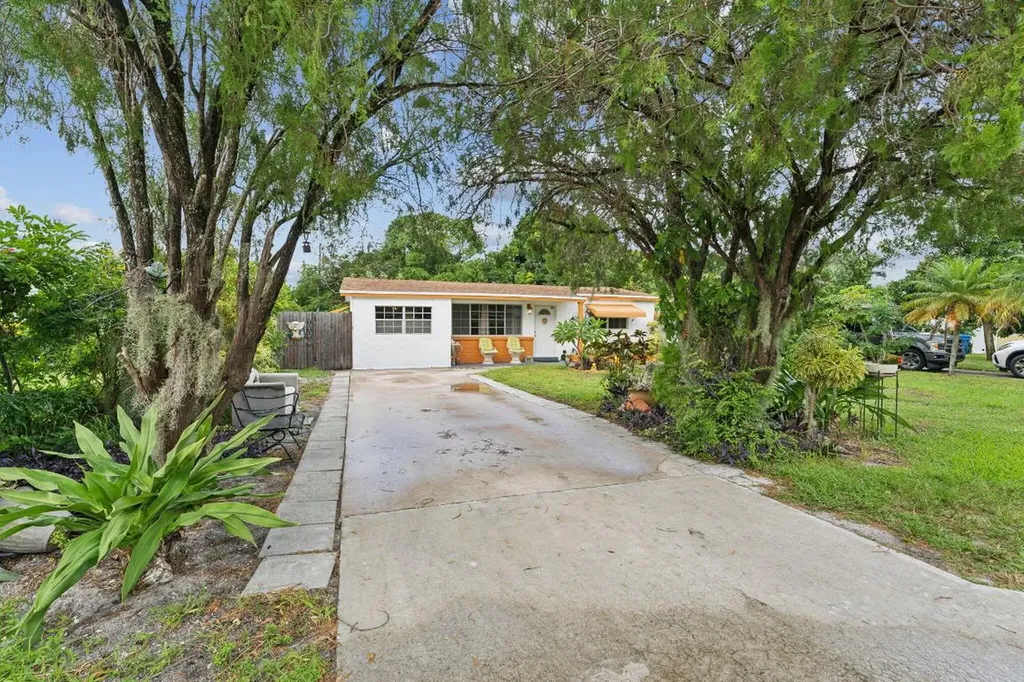 615 W Perry Street Lantana FL 33462