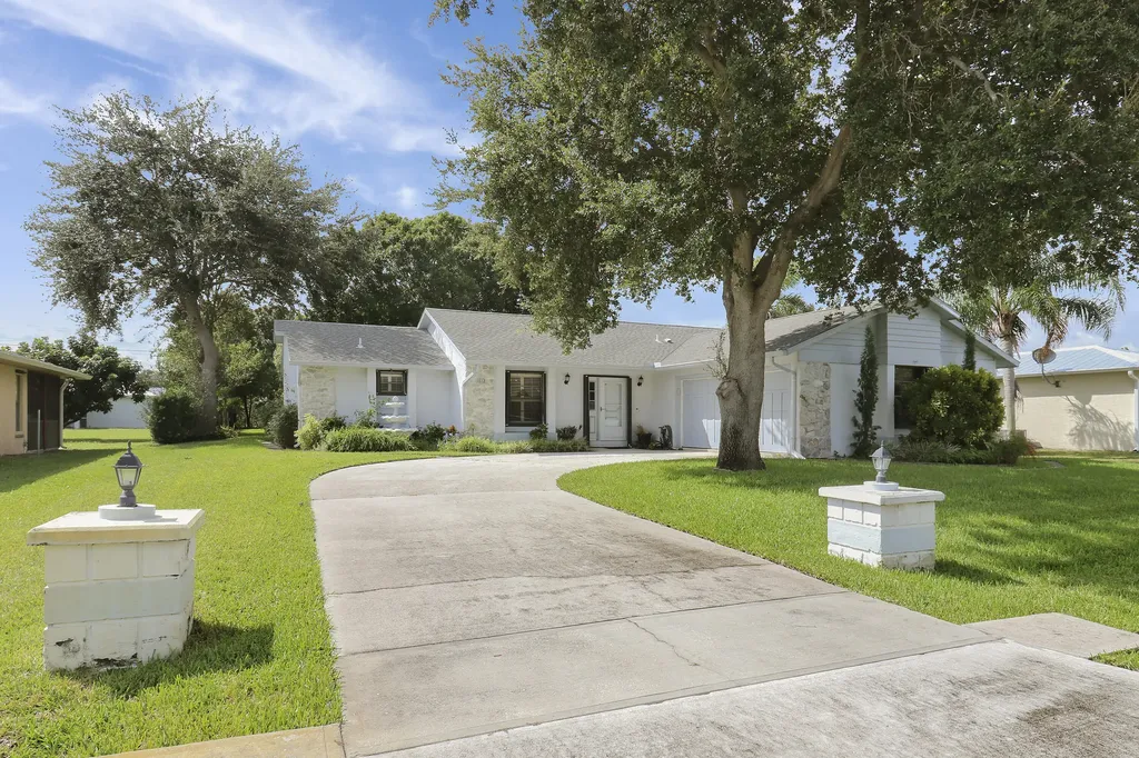 1612 SE Grapeland Avenue Port St Lucie FL 34952