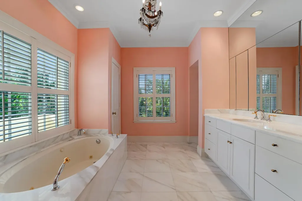 510 N Lake Way Palm Beach FL 33480
