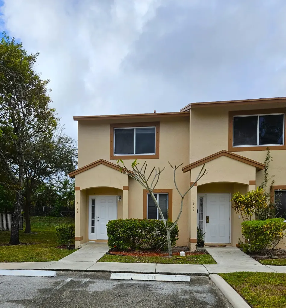 1601 Lakeview Drive W Royal Palm Beach FL 33411