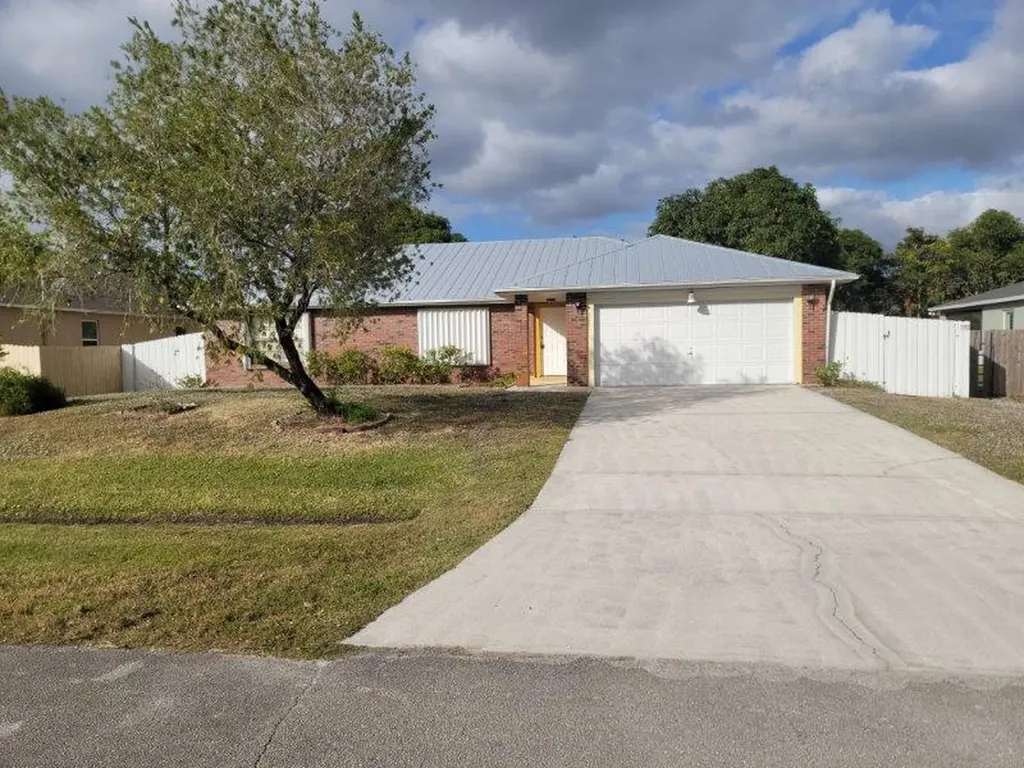 545 NW Avon Avenue Port St Lucie FL 34983