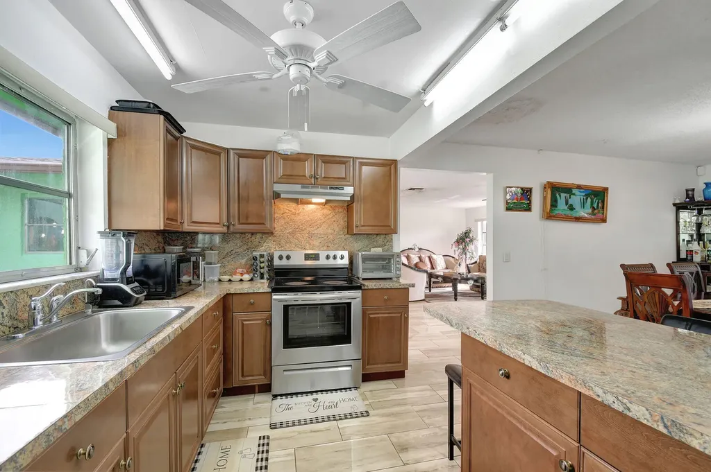 702 SW 23rd Terrace Boynton Beach FL 33435