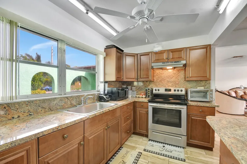702 SW 23rd Terrace Boynton Beach FL 33435