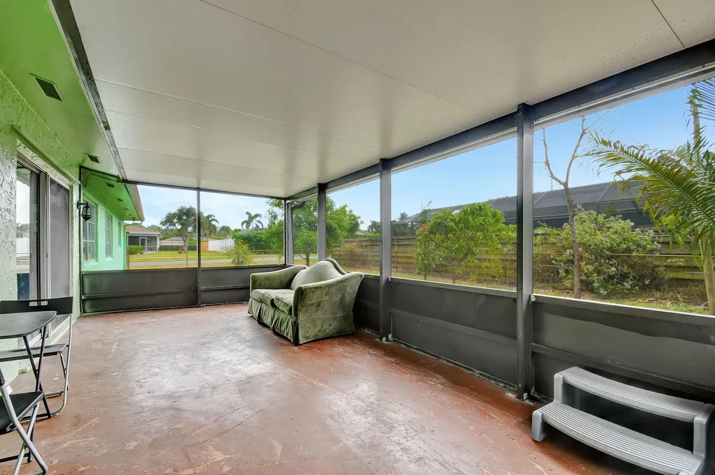 702 SW 23rd Terrace Boynton Beach FL 33435