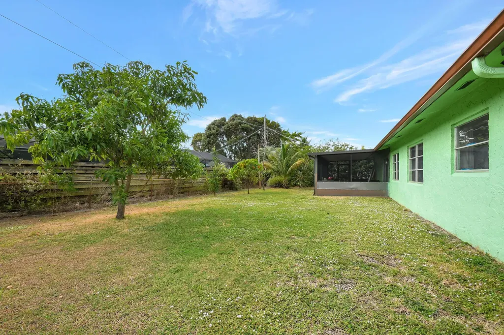 702 SW 23rd Terrace Boynton Beach FL 33435