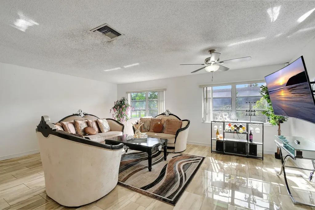 702 SW 23rd Terrace Boynton Beach FL 33435