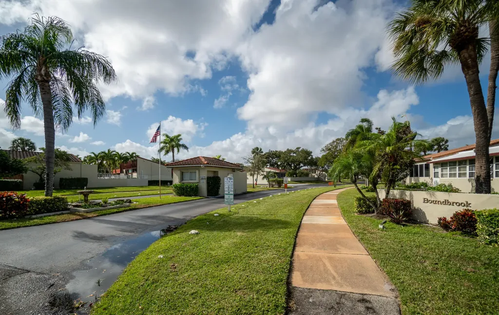 2528 Boundbrook Drive S West Palm Beach FL 33406
