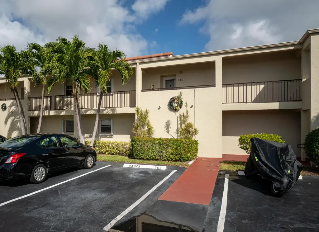 2528 Boundbrook Drive S West Palm Beach FL 33406