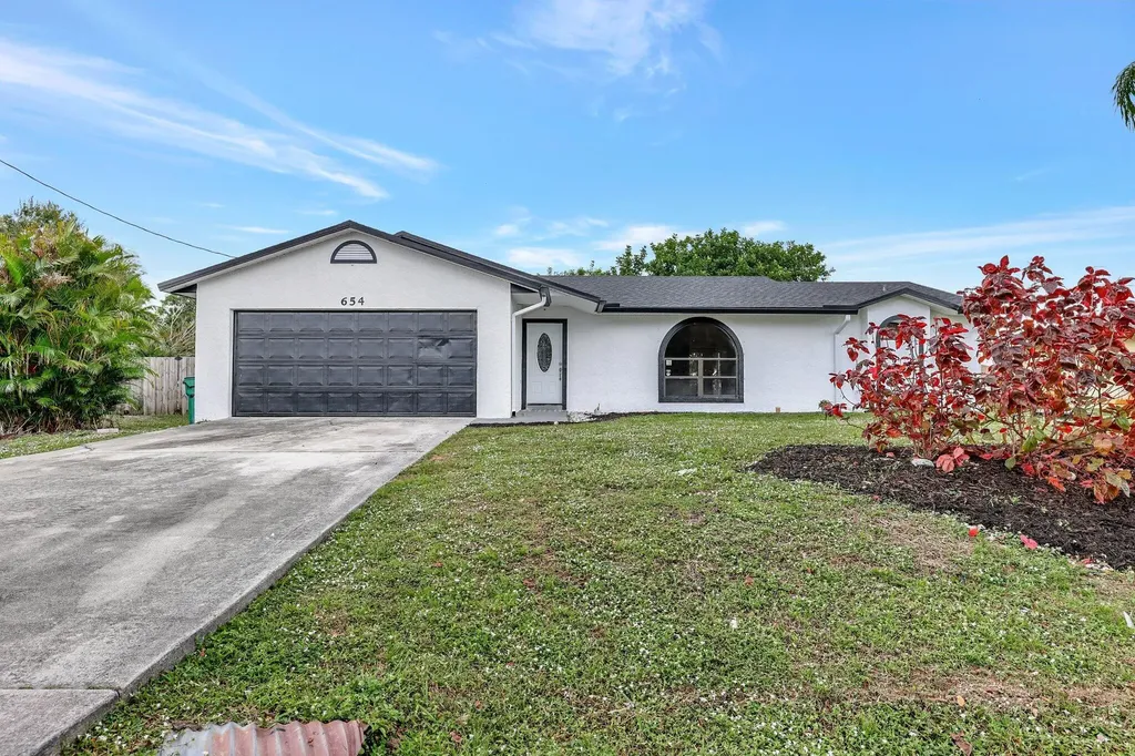 654 SW Pueblo Terrace Port St Lucie FL 34953