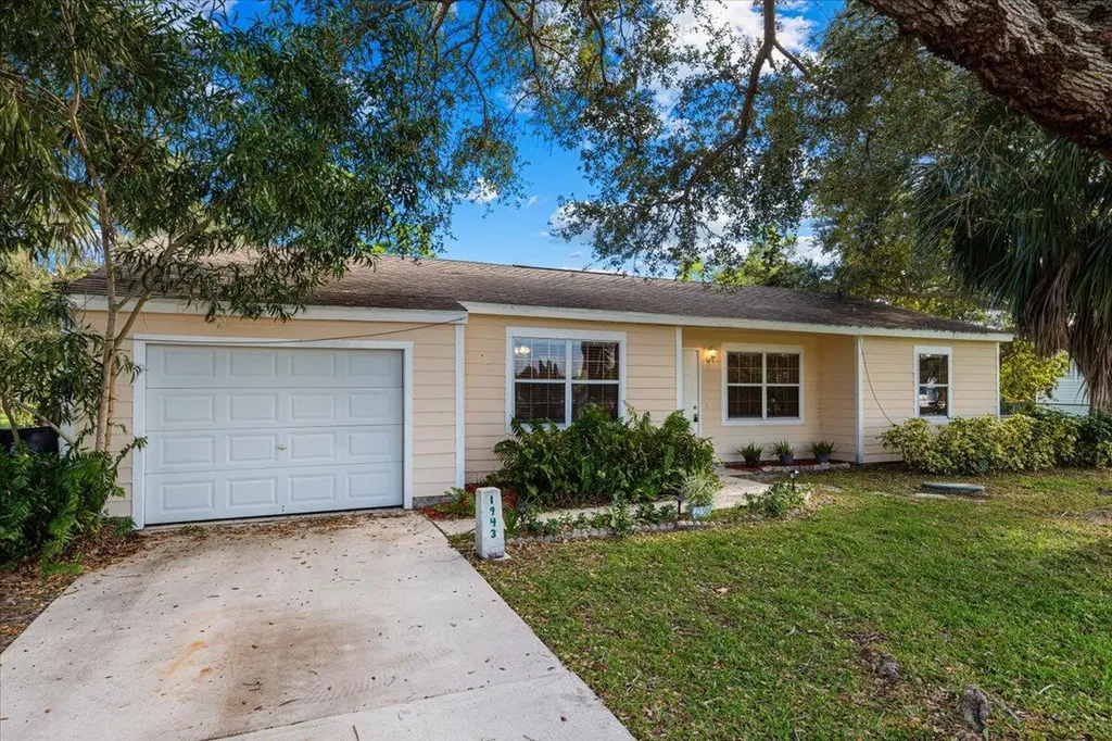 1943 SE Mandrake Circle Port St Lucie FL 34952