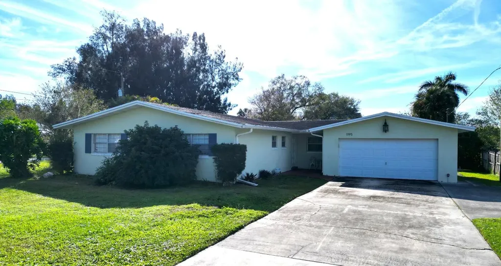 1195 Country Gardens Lane Fort Pierce FL 34982