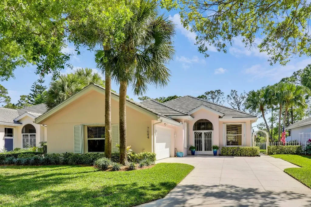 7684 SE Bay Cedar Circle Hobe Sound FL 33455