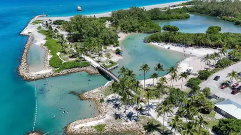 325 Fairway N Tequesta FL 33469