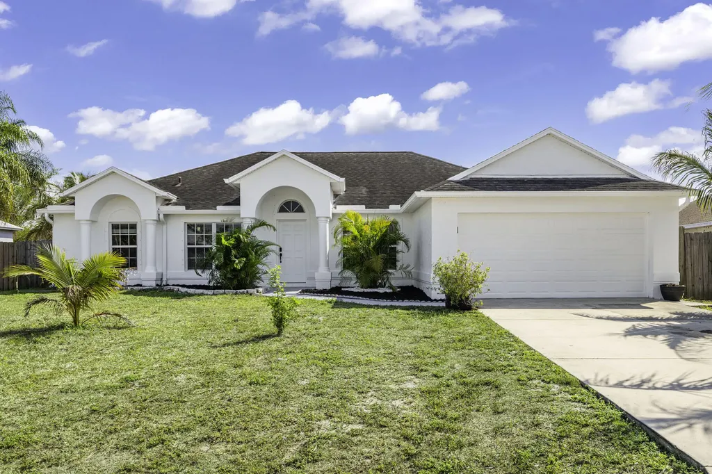 572 SW Mccomb Avenue Port St Lucie FL 34953