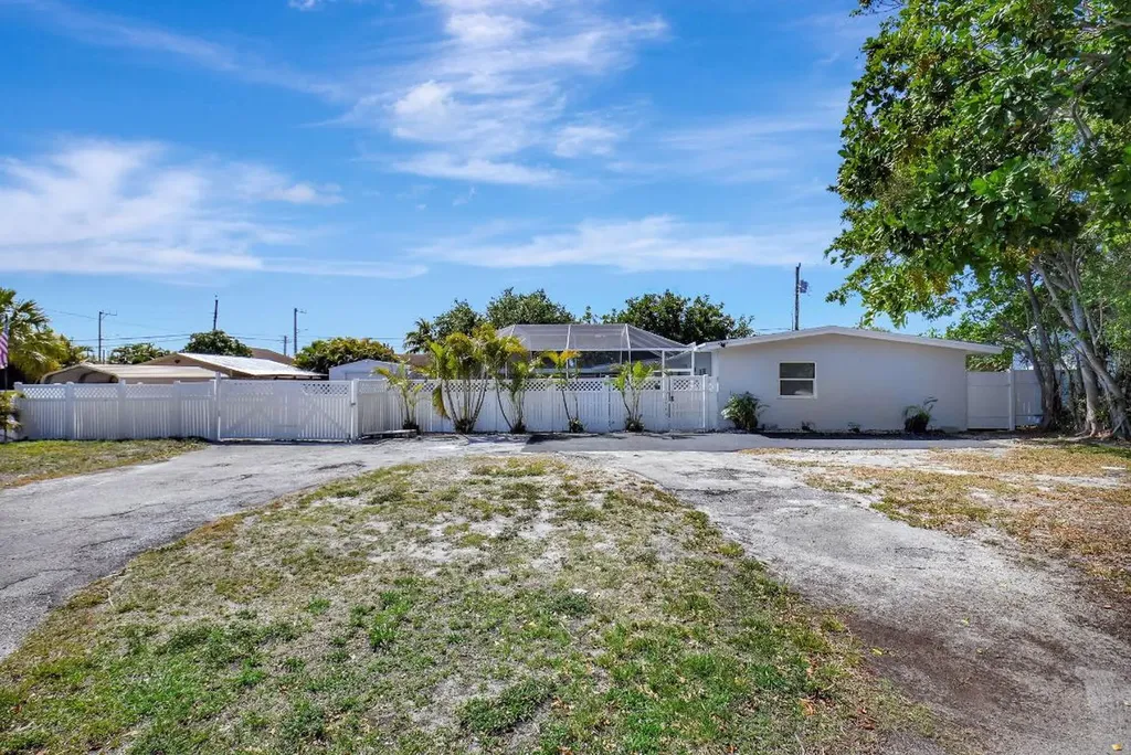 2550 Floral Road Lake Worth FL 33462
