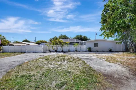 2550 Floral Road Lake Worth FL 33462