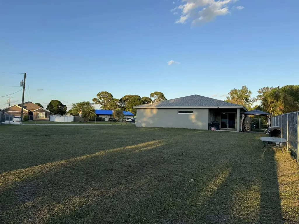 425 NW Hutchins Street Port St Lucie FL 34983