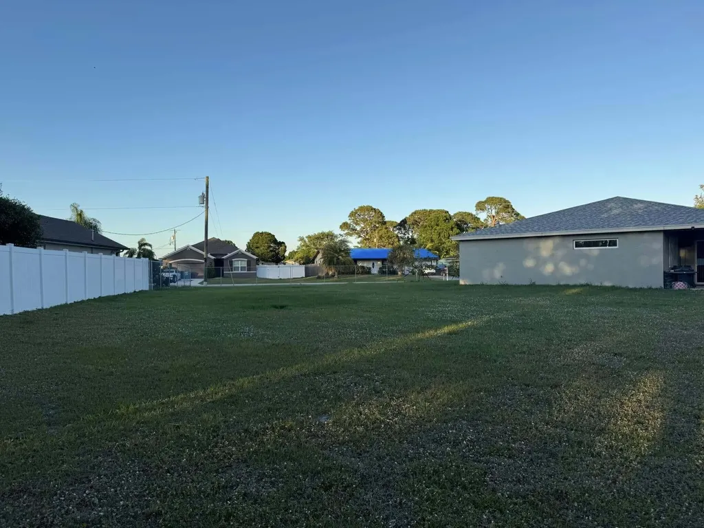 425 NW Hutchins Street Port St Lucie FL 34983