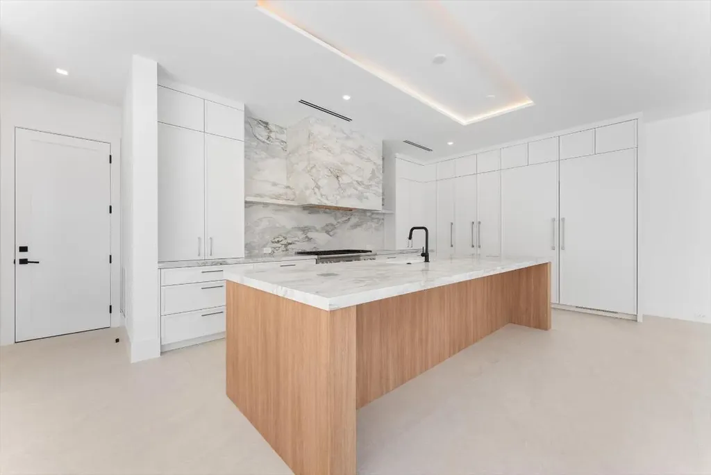 880 NE 3rd Avenue Boca Raton FL 33432