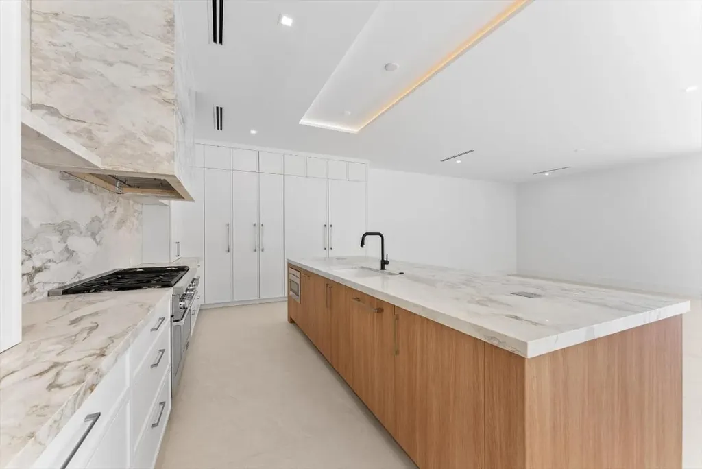 880 NE 3rd Avenue Boca Raton FL 33432