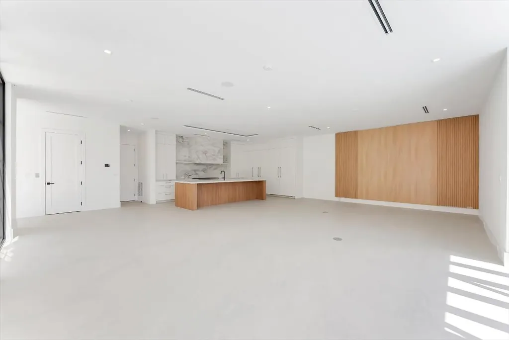880 NE 3rd Avenue Boca Raton FL 33432