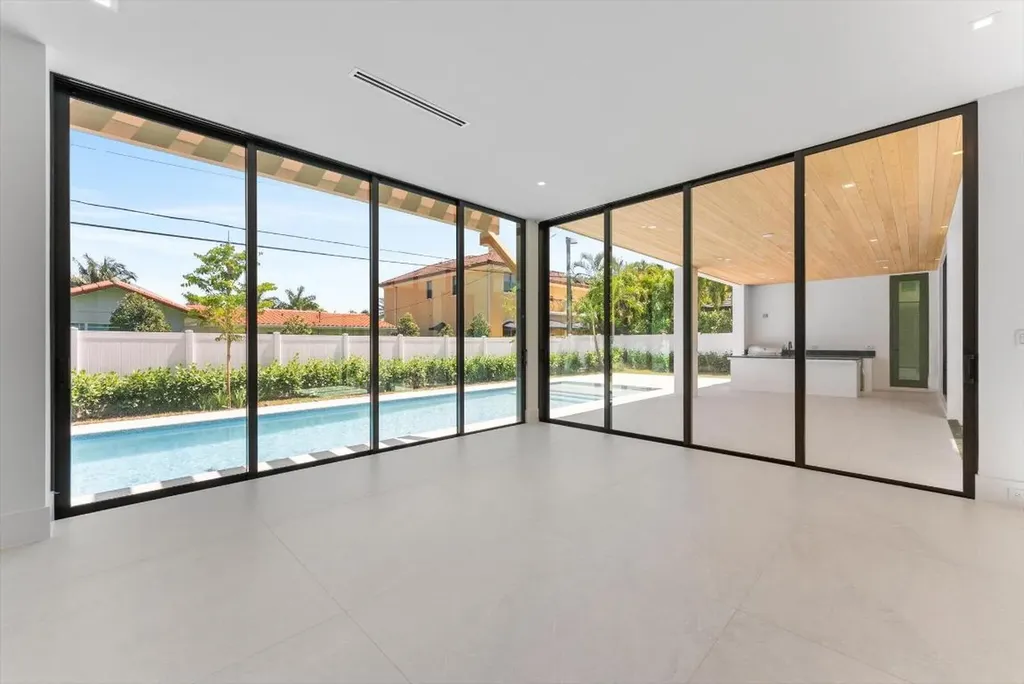 880 NE 3rd Avenue Boca Raton FL 33432