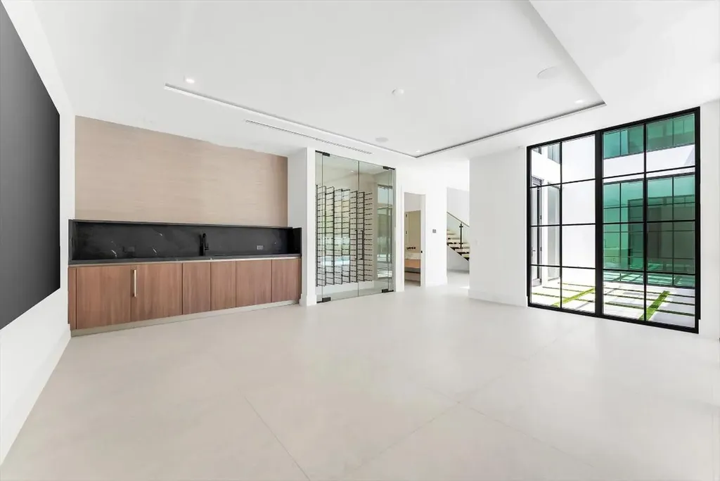 880 NE 3rd Avenue Boca Raton FL 33432
