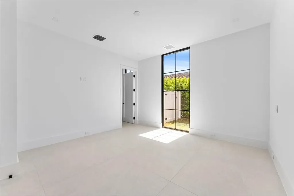 880 NE 3rd Avenue Boca Raton FL 33432