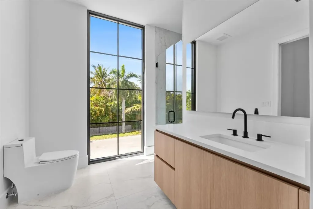 880 NE 3rd Avenue Boca Raton FL 33432