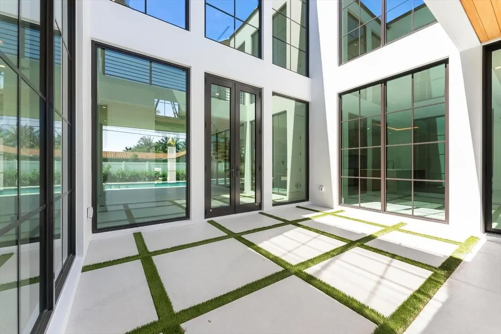 880 NE 3rd Avenue Boca Raton FL 33432