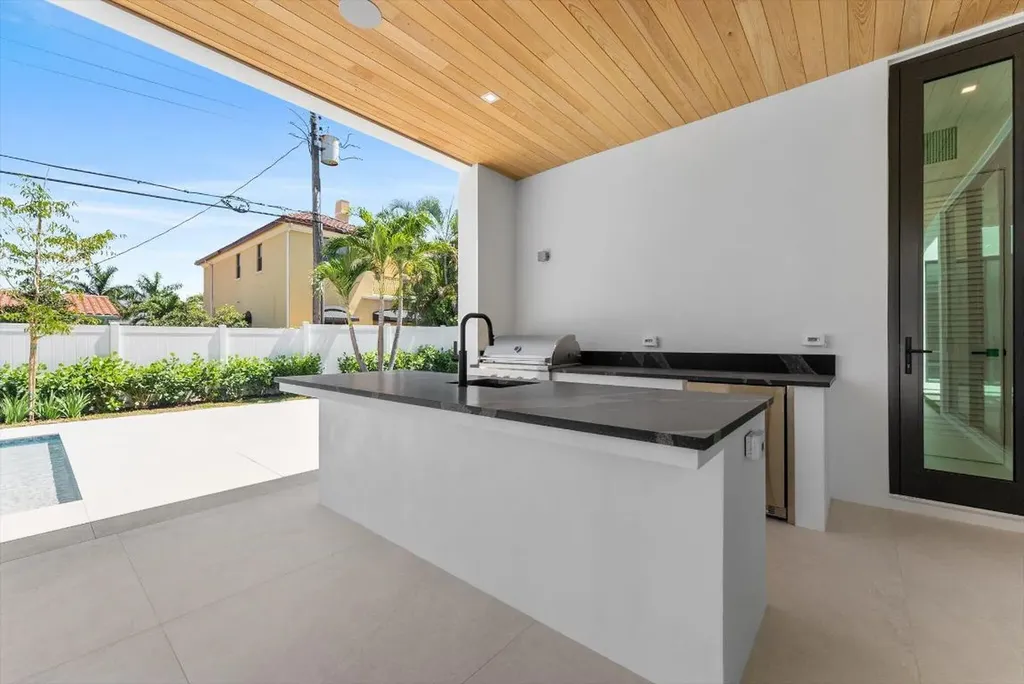 880 NE 3rd Avenue Boca Raton FL 33432