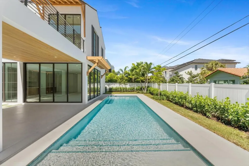 880 NE 3rd Avenue Boca Raton FL 33432