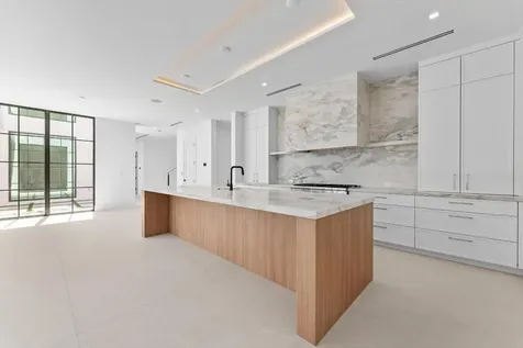 880 NE 3rd Avenue Boca Raton FL 33432