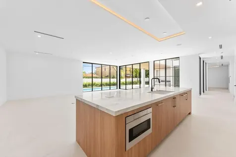 880 NE 3rd Avenue Boca Raton FL 33432