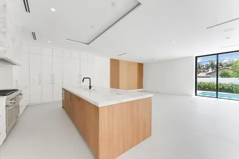 880 NE 3rd Avenue Boca Raton FL 33432