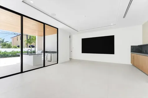 880 NE 3rd Avenue Boca Raton FL 33432