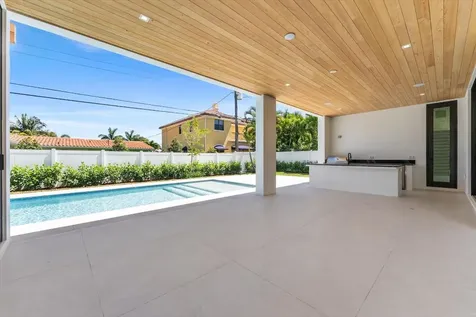 880 NE 3rd Avenue Boca Raton FL 33432