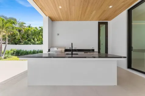 880 NE 3rd Avenue Boca Raton FL 33432