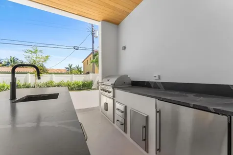 880 NE 3rd Avenue Boca Raton FL 33432