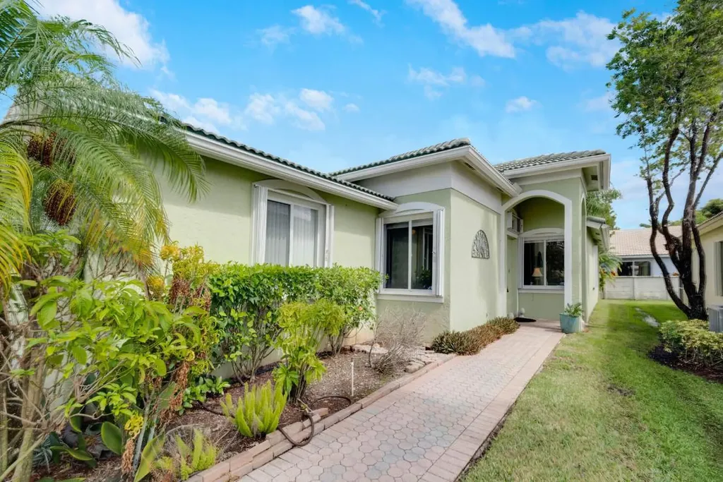 8082 Bellafiore Way Boynton Beach FL 33472