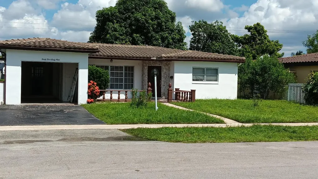 4569 NW 40th Street Lauderdale Lakes FL 33319