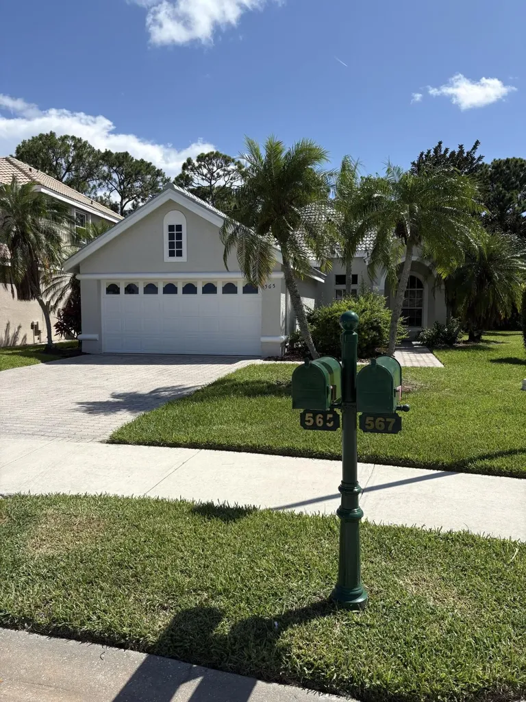 565 SW New Castle Cove Port St Lucie FL 34986